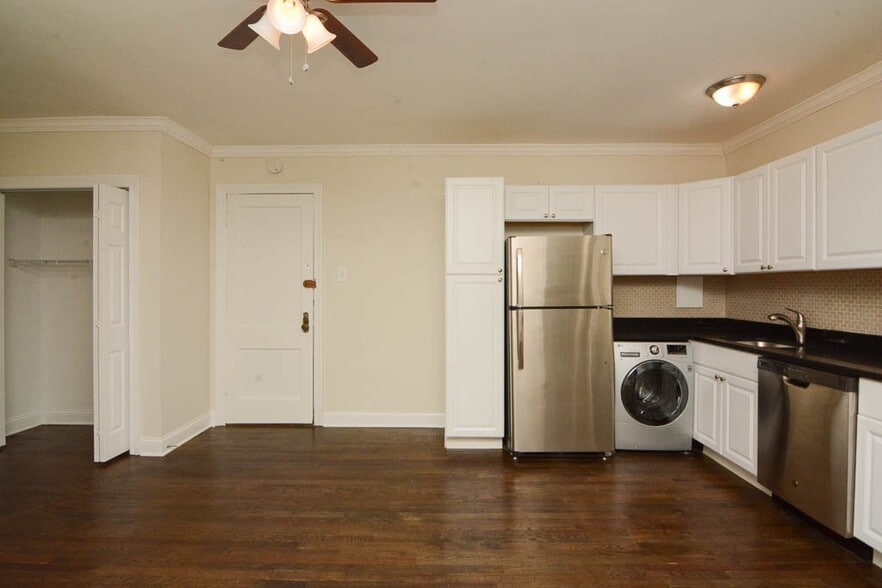 Building Photo - 3345 N Marshfield Ave