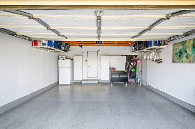garage w/epoxy seal - 77949 Calypso Rd