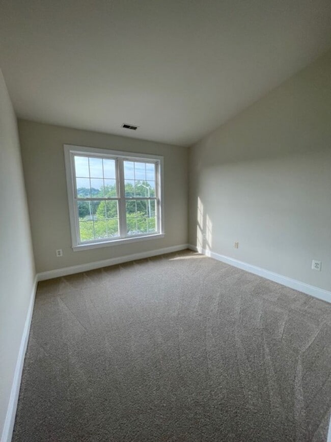 Building Photo - SPACIOUS TH IN CLARKSBURG