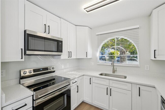 Building Photo - 123 Edgewater Cir