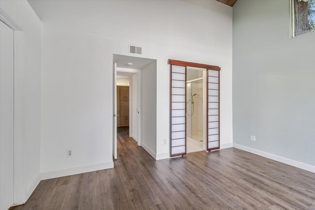 Building Photo - Available Now! Charming Condo in Sunnyvale