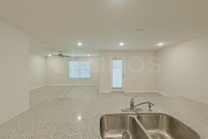 Building Photo - 385 Monarch Ln