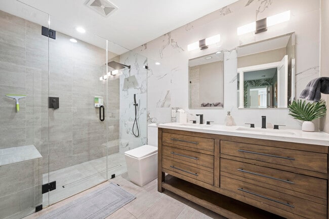 Building Photo - 2112 NE 32nd Ave