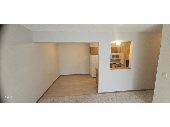 Building Photo - 16 Green River Rd