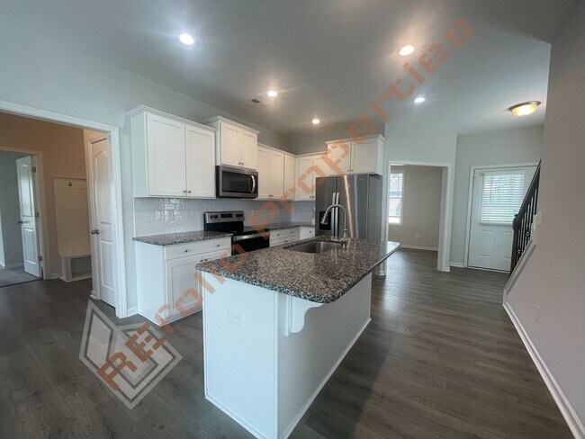 Building Photo - Beautiful 4BD 2.5BA Home w/Primary Suite o...