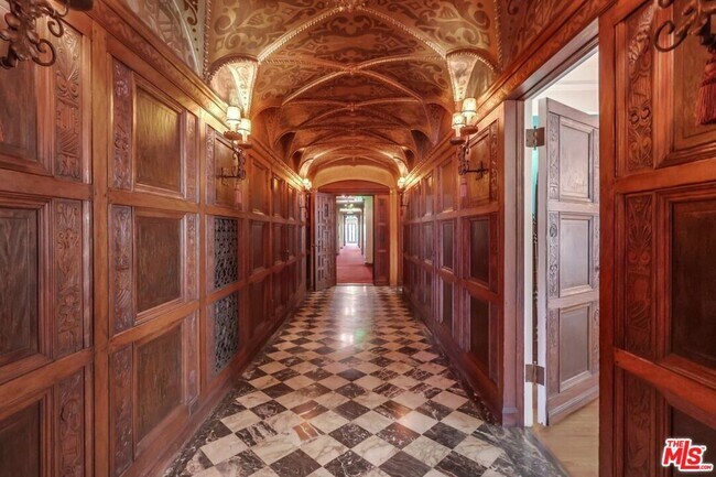 Building Photo - 642 S Bronson Ave