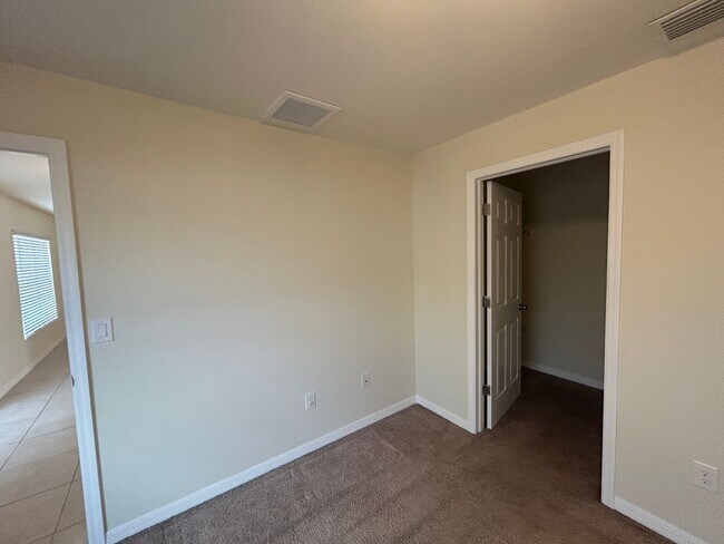 Building Photo - 3927 NE 23rd Pl