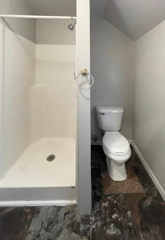 Building Photo - PRELEASING for AUGUST! Close to Campus