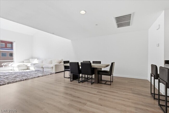 Building Photo - 250 Tower St