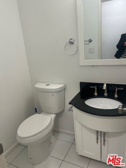 Building Photo - 416 N Oakhurst Dr