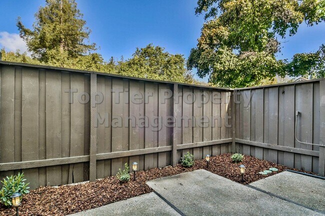 Building Photo - Beautiful 3 Bd/2.5 Ba/1697 sf Walnut Creek townhouse in desirable neighborhood! Available April 1st!
