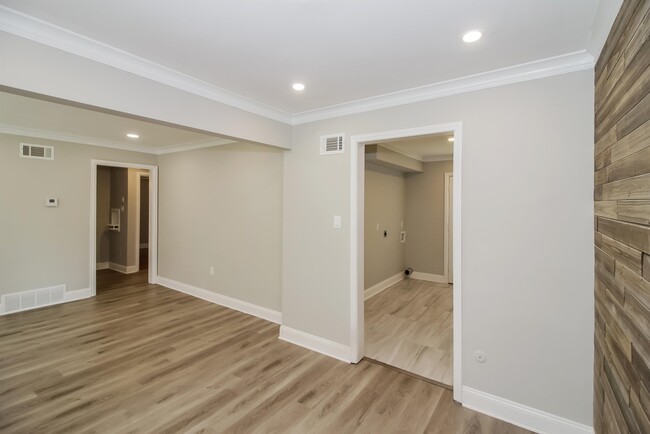 Building Photo - 4600 N Renshaw Dr