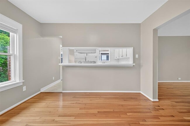 Building Photo - 2343 Wroxton Rd
