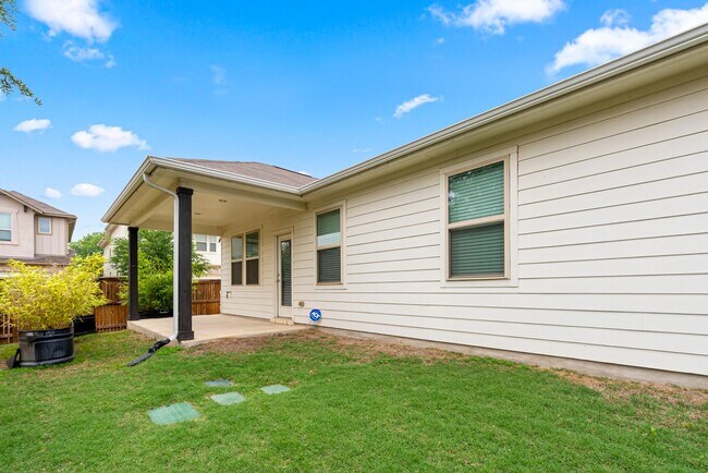 Building Photo - Beautiful 3 bedroom, 2.5 bathroom home in Summerrow Condos!!!