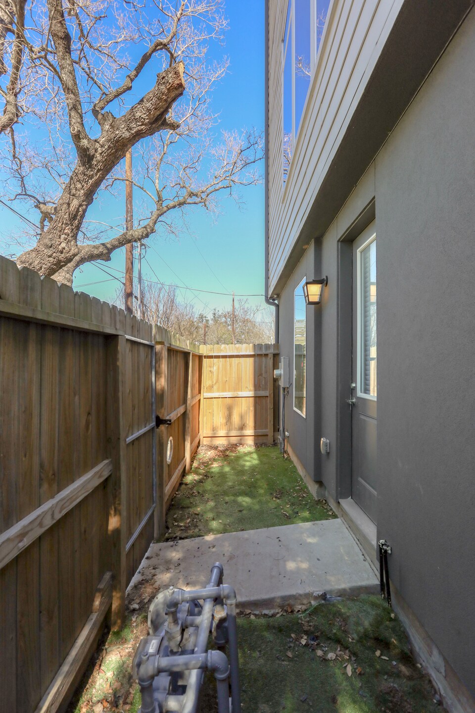 Side Yard - 3107 Saint Charles St