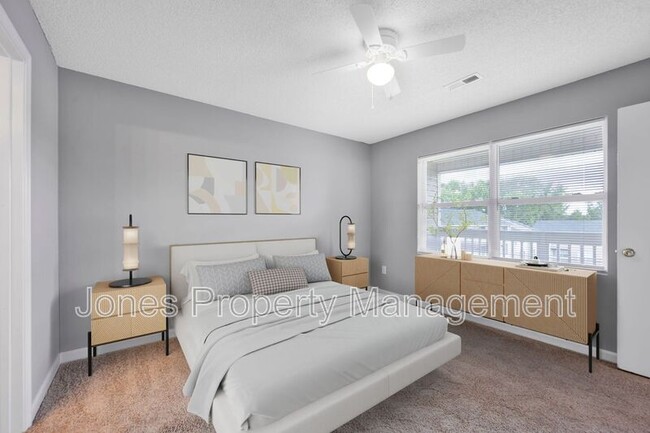 Building Photo - 301 Country Club Dr NE