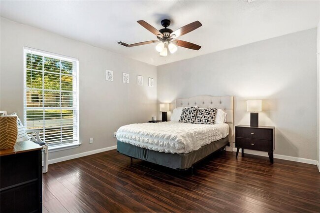 Building Photo - 7203 Barnsdale Way