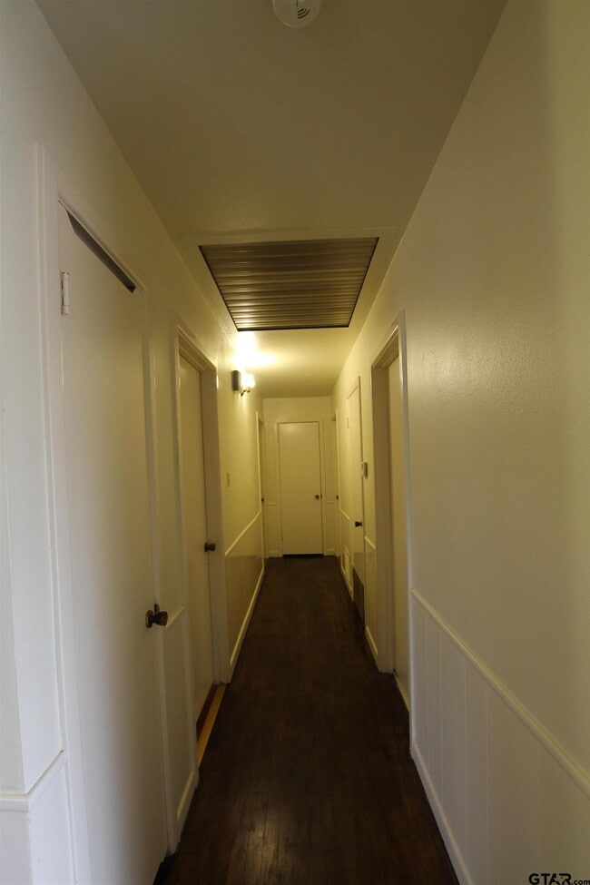 Building Photo - 2725 Tanglewood Dr
