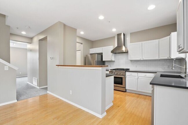 Building Photo - AIR CONDITIONED Townhome in Beautiful Summ...