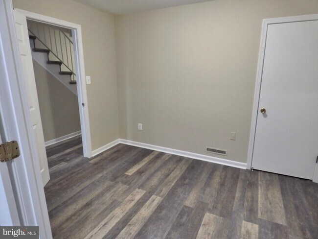 Building Photo - 416 Center St S