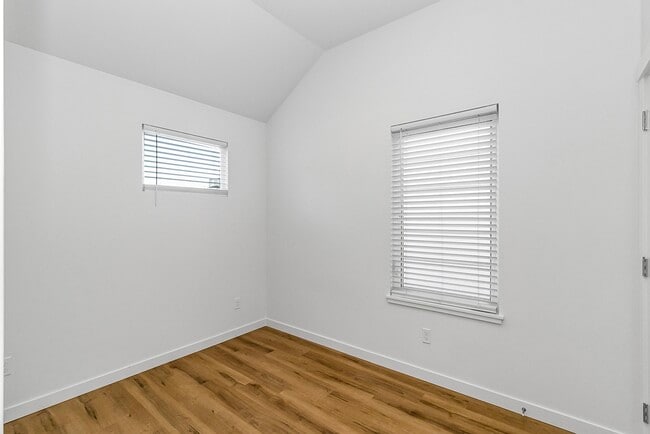 Building Photo - 1040 S Donovan St