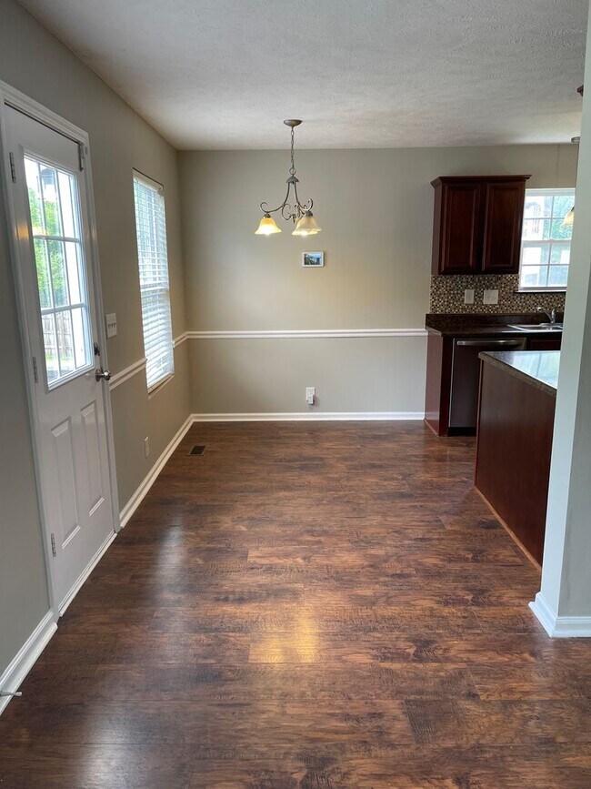 Building Photo - 617 Niagra Ln