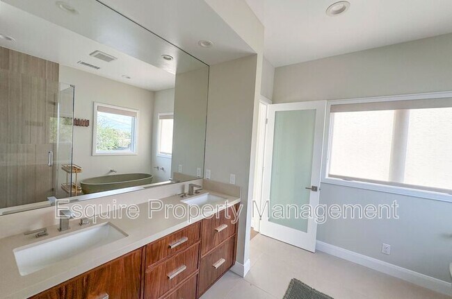 Building Photo - 1154 Essex Way