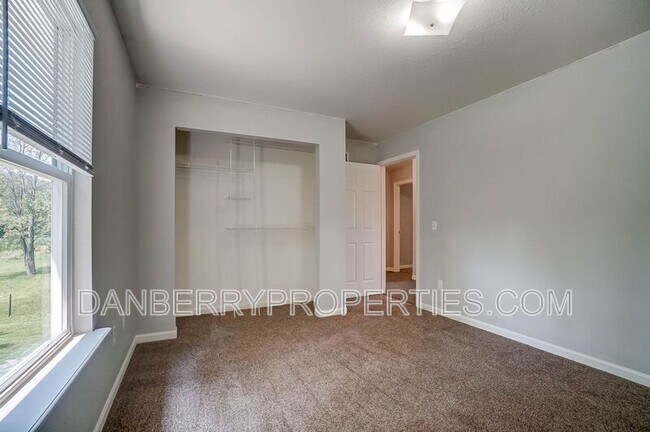 Building Photo - 3733 Willow Run Dr