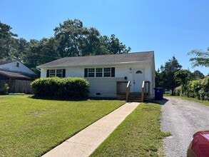 Building Photo - Beautiful 2 bedroom 2 bath single family house with fence, located in central Jacksonville. Close...