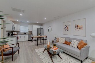 Building Photo - $599 Move in Special - Gorgeous, Open Concept Two Bed Two Bath near Old Town Scottsdale!