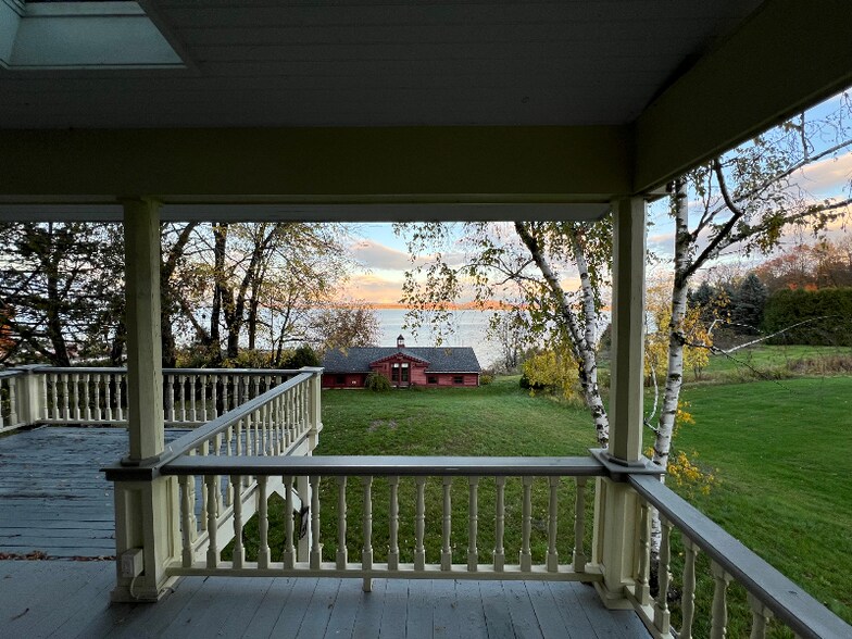 Building Photo - 2260 Lake Shore Rd