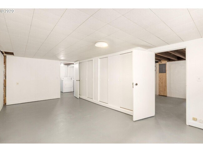 Building Photo - Charming 2-Bedroom Gem with Spacious Livin...