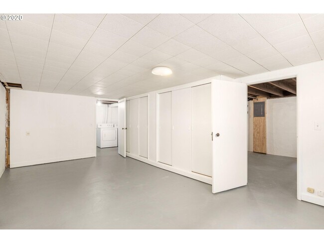 Building Photo - Charming 2-Bedroom Gem with Spacious Living Room and Bright Open Kitchen!