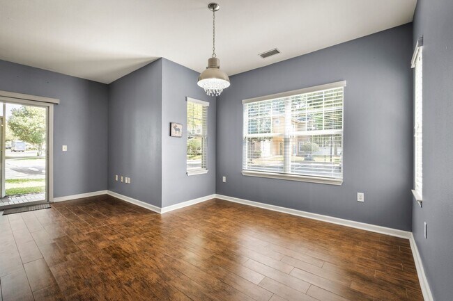 Building Photo - End unit townhome in The Cottages at Oakleaf Plantation