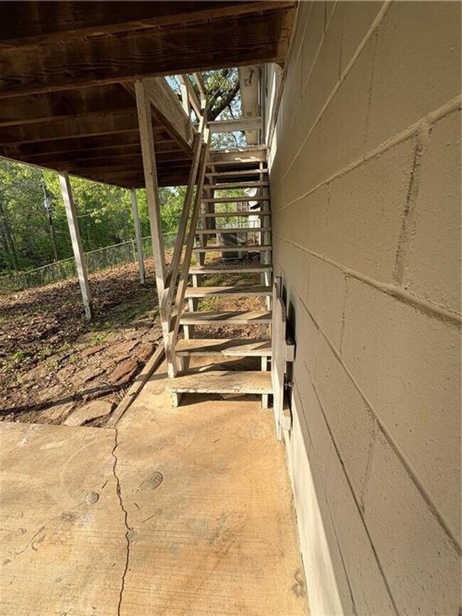 Building Photo - Spacious 4 bedroom, 2.5  bath house near B...