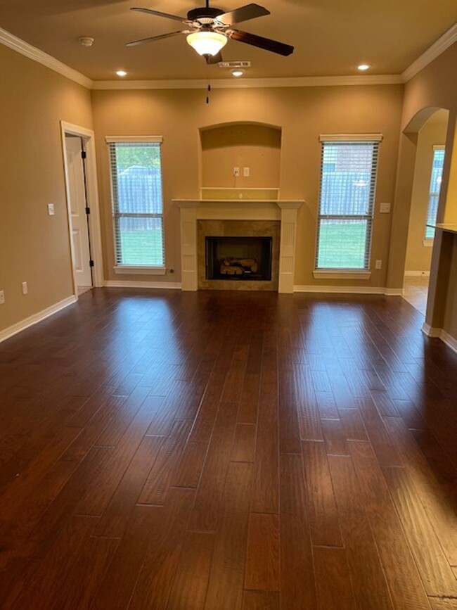 Building Photo - Stunning 3-Bedroom, 2-Bathroom Single Fami...