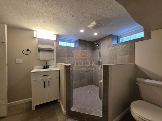 Building Photo - / MOVE IN SPECIAL / SIGN YOUR LEASE BY THE END OF FEBRUARY AND GET A $500 CREDIT! UPDATED RANCH C...