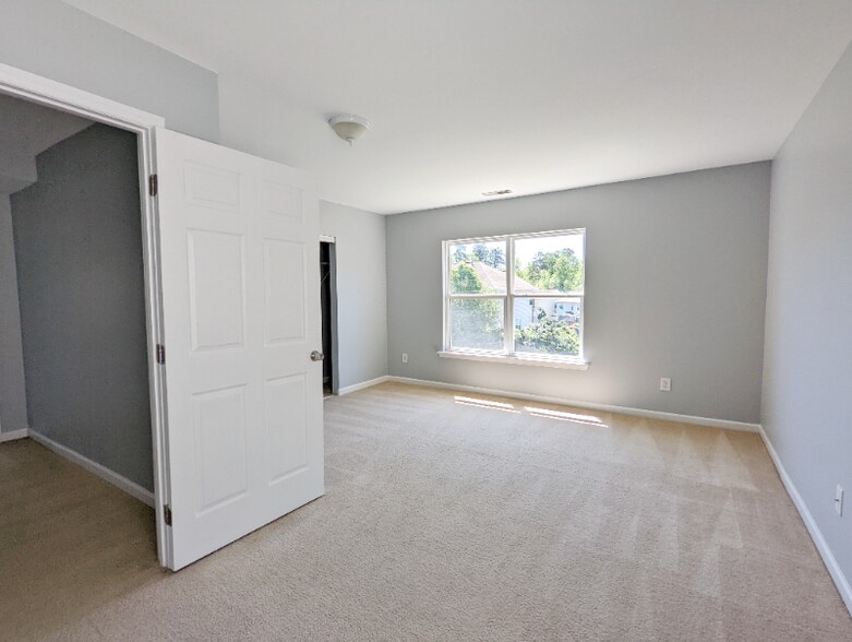 Building Photo - 343 Edgecroft Way