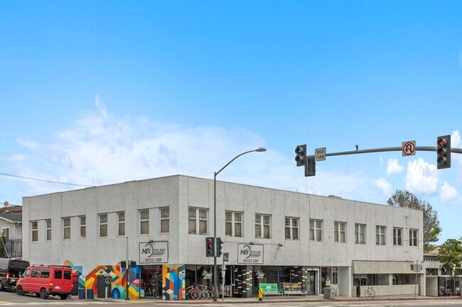Building Photo - Lovely Hillcrest One bedroom apartment