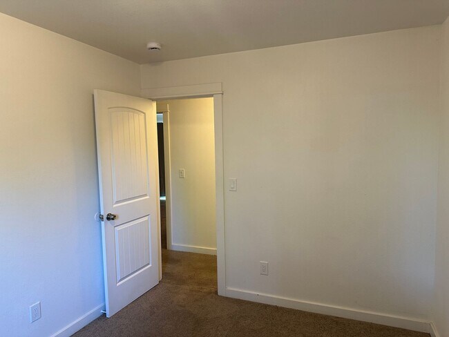 Building Photo - Updated 4 bedroom 2 bath house in Eugene!