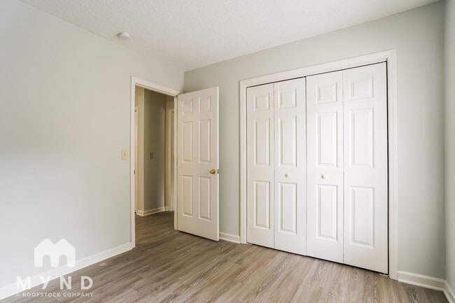 Building Photo - 821 Penncross Dr