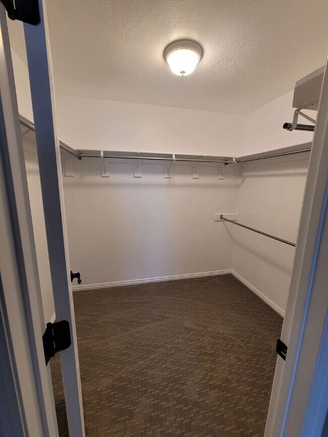 Building Photo - "Spacious 5-Bedroom home with 3.5 Baths and fenced yard!"