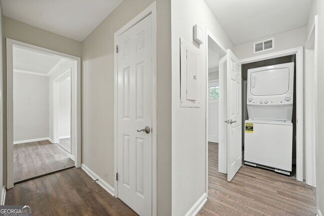 Building Photo - 2493 Miriam Ln