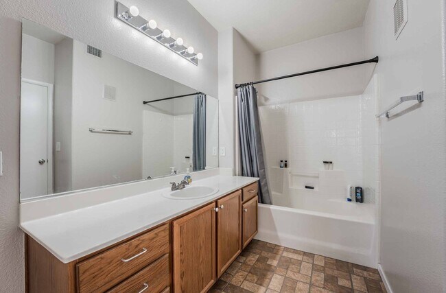 Building Photo - Gated Community Luxury Condo!