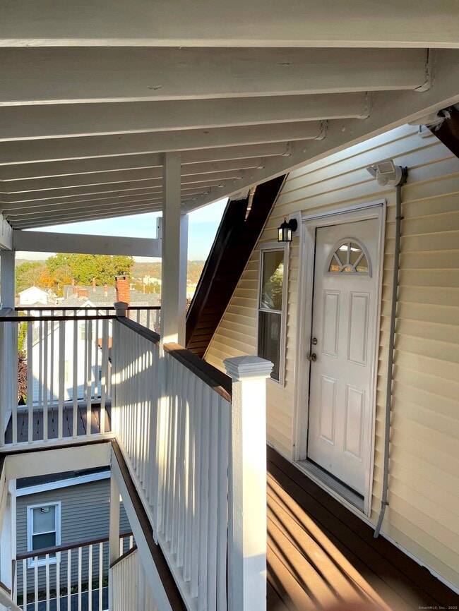 Building Photo - 39 Elm St