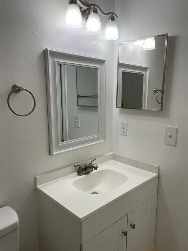 Building Photo - Duplex for lease
