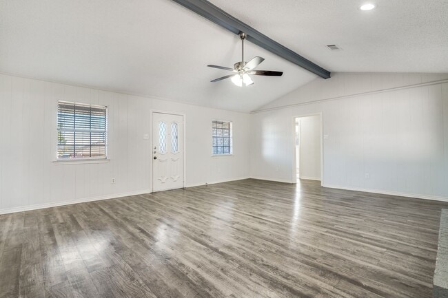 Building Photo - Beautiful 3-Bed, 2.5-Bath Home in Garland – Spacious Layout & Fantastic Amenities!