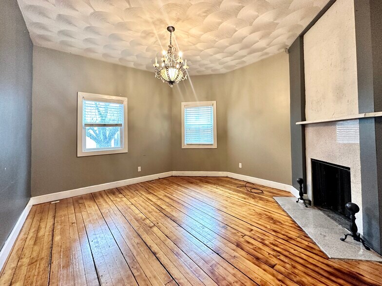 Building Photo - 124 Almy St
