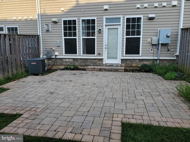 Building Photo - 42318 Benfold Square