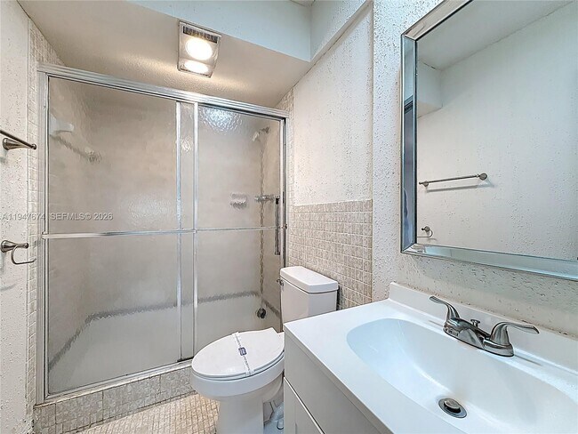 Building Photo - 1000 NE 14th Ave